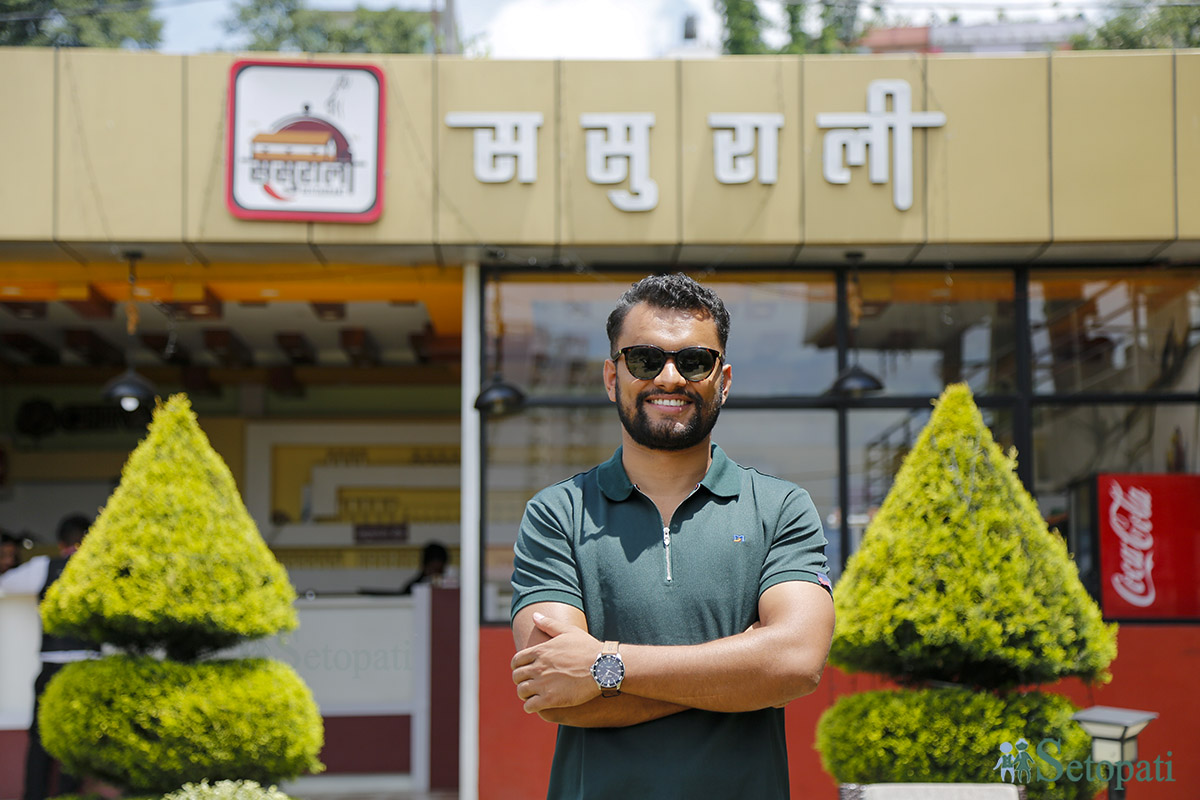 'ससुराली रेस्टुरेन्ट' का सञ्चालक सुकदेव नेपाल। तस्बिरः नवीनबाबु गुरूङ/सेतोपाटी